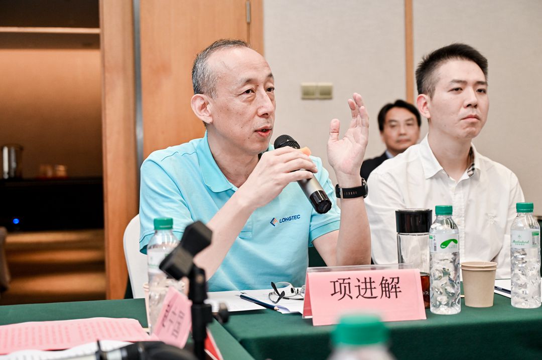 珠海市長(zhǎng)陸工業(yè)自動(dòng)控制系統(tǒng)股份有限公司副總經(jīng)理/教授級(jí)高工項(xiàng)進(jìn)解主持會(huì)議